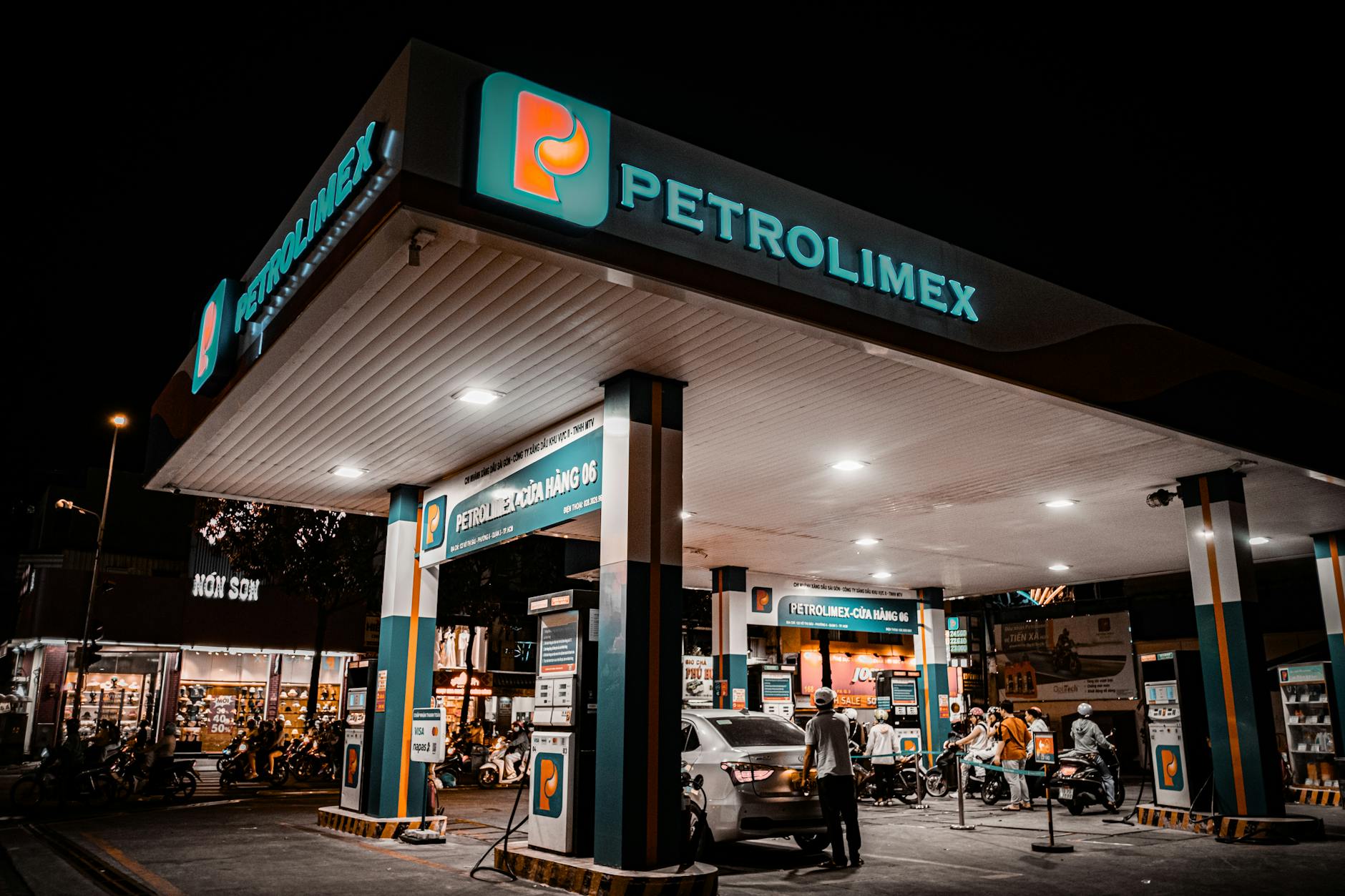 Grafik harga pertamax hari ini menunjukkan tren naik dengan rata-rata Rp14.500 per liter.