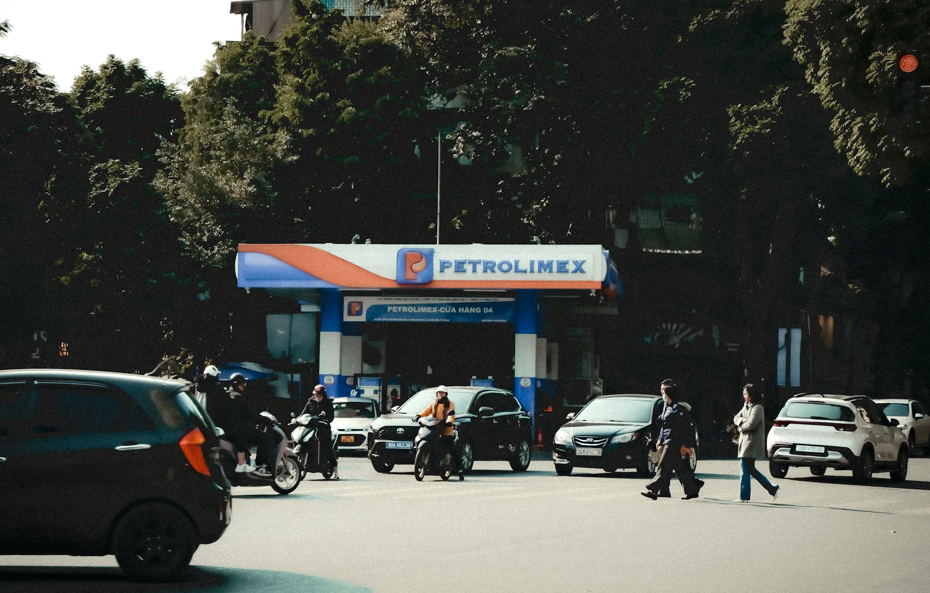 Grafik harga BBM Pertamina terkini menampilkan variasi harga premium, pertamax, dan solar per liter di wilayah Indonesia