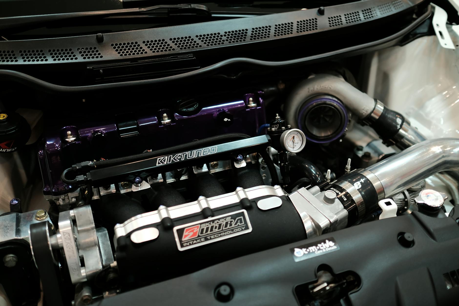 Grafik harga Pertamax Turbo per liter di Indonesia April 2026, menampilkan fluktuasi dan tren naik turun.